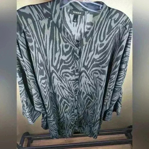 Torrid Women's Harper Georgette Pull Over 3/4 Sleeve Blouse - Full Button Size 4 - Picture 3 of 7